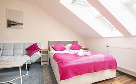 Airy Attic Apt.: Stylish Studio At Penzing Area